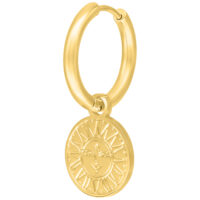 Orecchini a cerchio dorati Little Sun Moon Orecchini dorati in stile hoops con ciondolo sole-luna su sfondo bianco