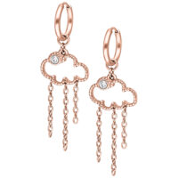 Orecchini in oro rosa a forma di nuvola con catene e pietra su sfondo bianco