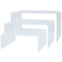 Tre display in acrilico nero di diverse dimensioni su sfondo bianco