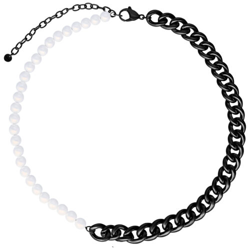 Chunky Pearl collana con maglie di metallo nero e perle bianche su sfondo bianco