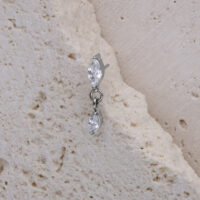 Piercing con cristallo ovale in argento su pietra chiara