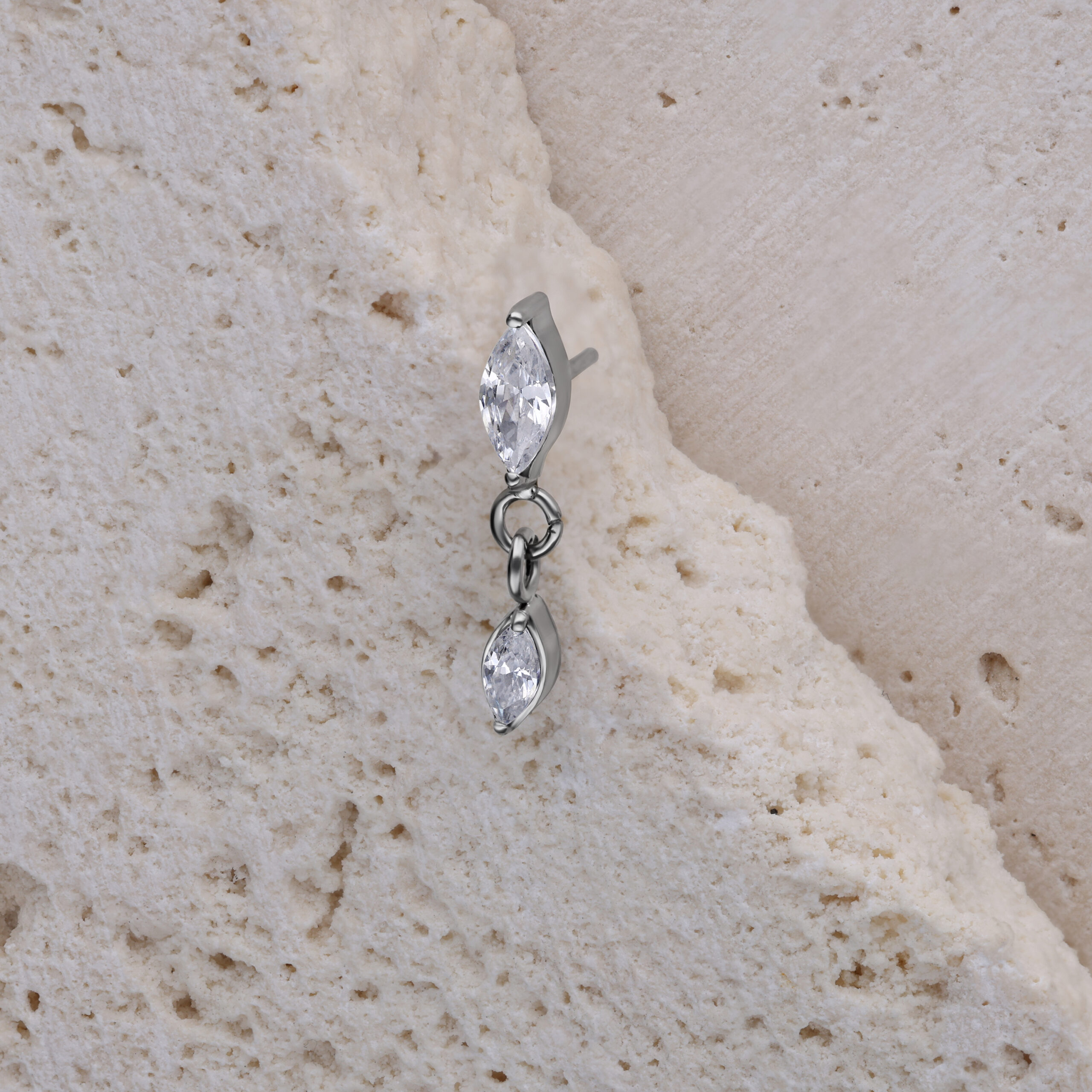 Piercing con cristallo ovale in argento su pietra chiara