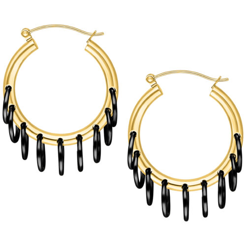 Orecchini dorati con diversi anelli neri su sfondo bianco