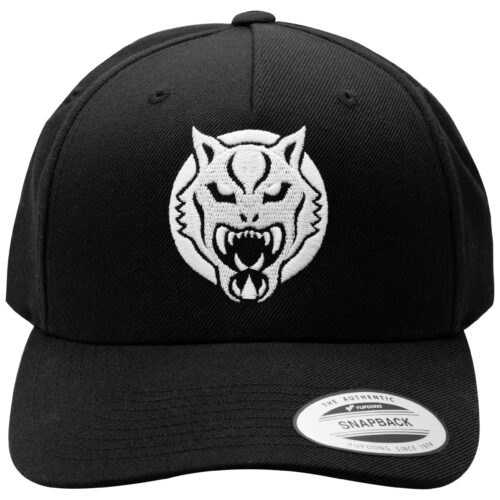 Cappellino Snapback nero con logo Wildcat su sfondo bianco