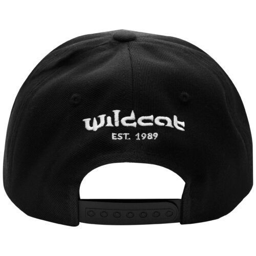 Wildcat Snapback Cap nera con logo bianco e chiusura regolabile su sfondo bianco