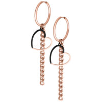 Orecchini a cerchio in oro rosa con pendenti a cuore neri e oro rosa e catene su sfondo bianco