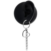 Orecchini a cerchio dorati a forma di cuore su modello di orecchio nero con ciondolo a catena