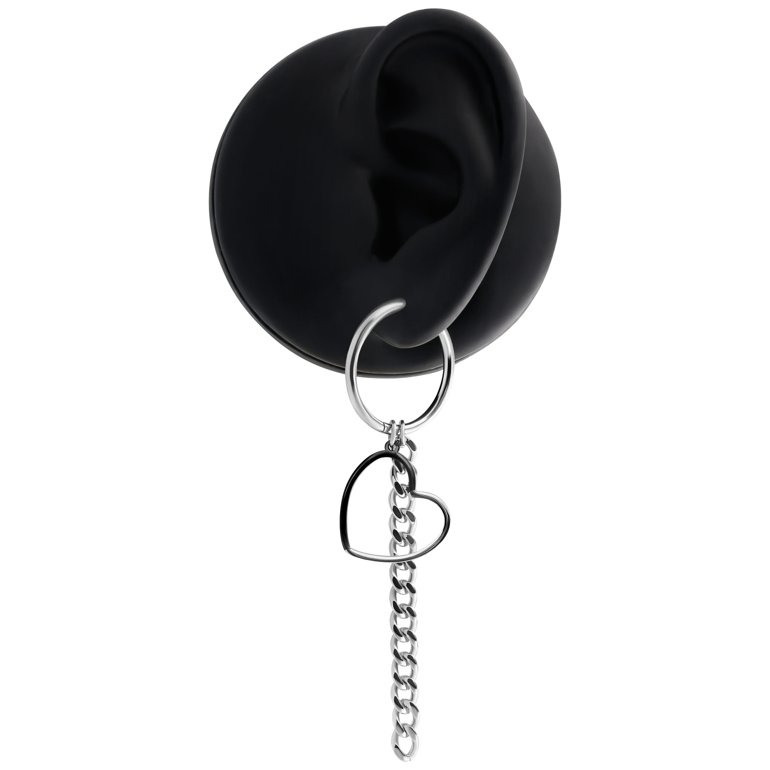 Orecchini a cerchio dorati a forma di cuore su modello di orecchio nero con ciondolo a catena