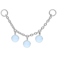 Catena per piercing in argento con tre pietre opale sintetiche su sfondo bianco