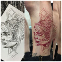 Carta stencil rossa per tatuaggi con motivo facciale e tatuaggio finito su una gamba