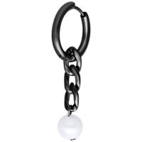 Orecchino in metallo nero con catena e perla bianca su sfondo bianco