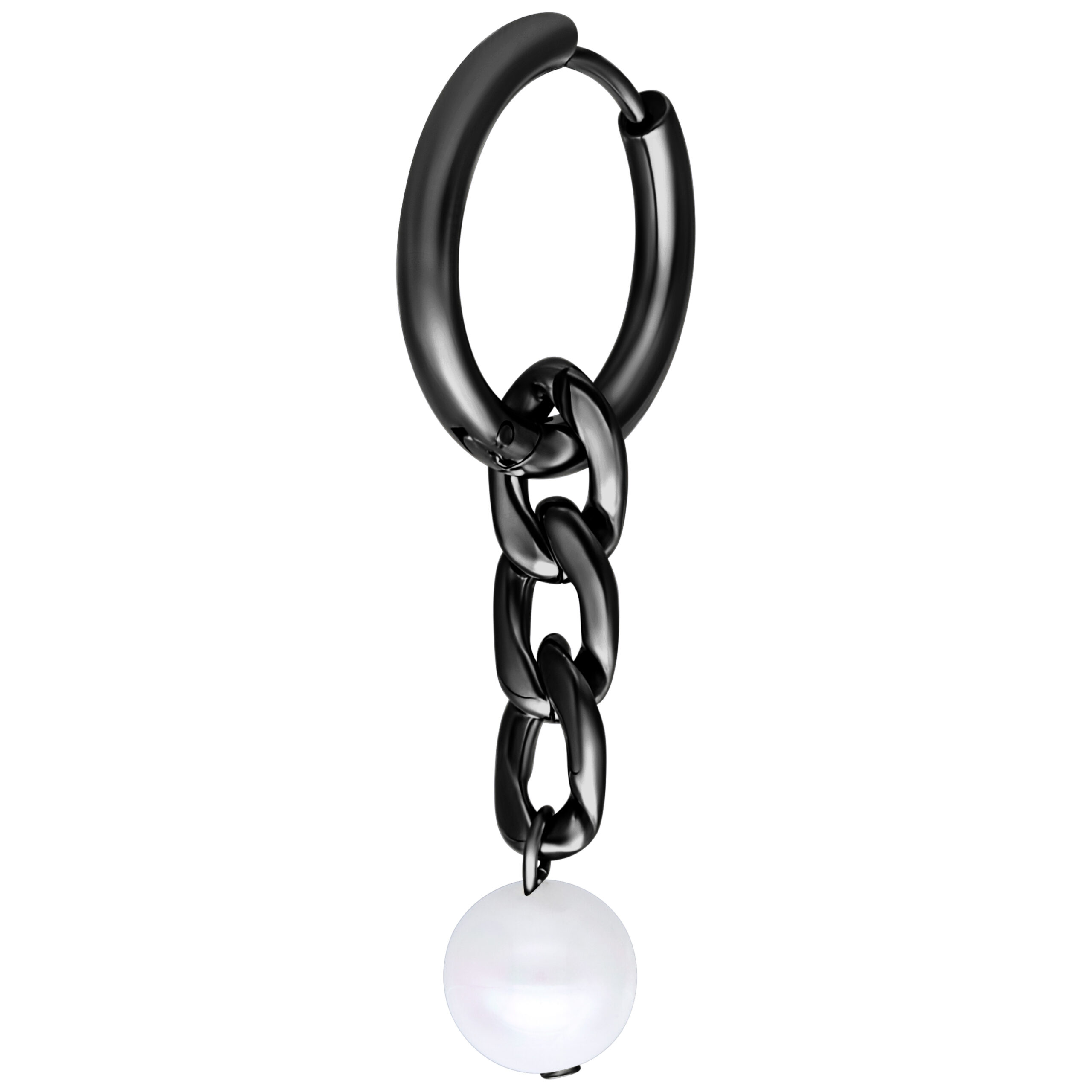 Orecchino in metallo nero con catena e perla bianca su sfondo bianco
