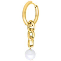 Orecchini a cerchio dorati con pendente a catena Orecchini dorati con pendente a catena e perla su sfondo bianco