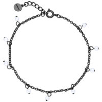 Braccialetto nero con piccole perle su sfondo bianco