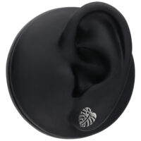 Orecchini Monstera d'argento su orecchio modello nero in studio