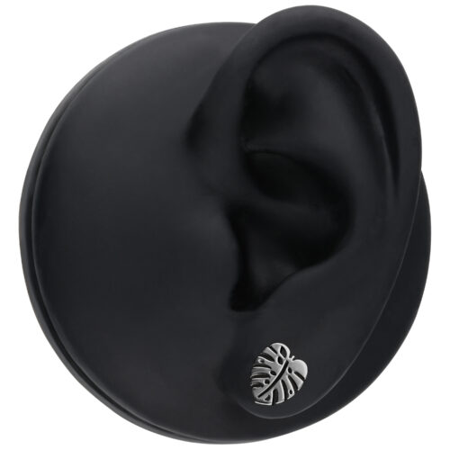 Orecchini Monstera d'argento su orecchio modello nero in studio