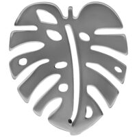 Orecchino Monstera color argento lucidato a specchio in titanio su sfondo bianco