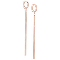 Orecchini a cerchio in oro rosa con dettagli a catena lunga su sfondo bianco
