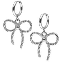 Orecchini a cerchio d'argento con ciondoli a fiocco intrecciati su sfondo bianco