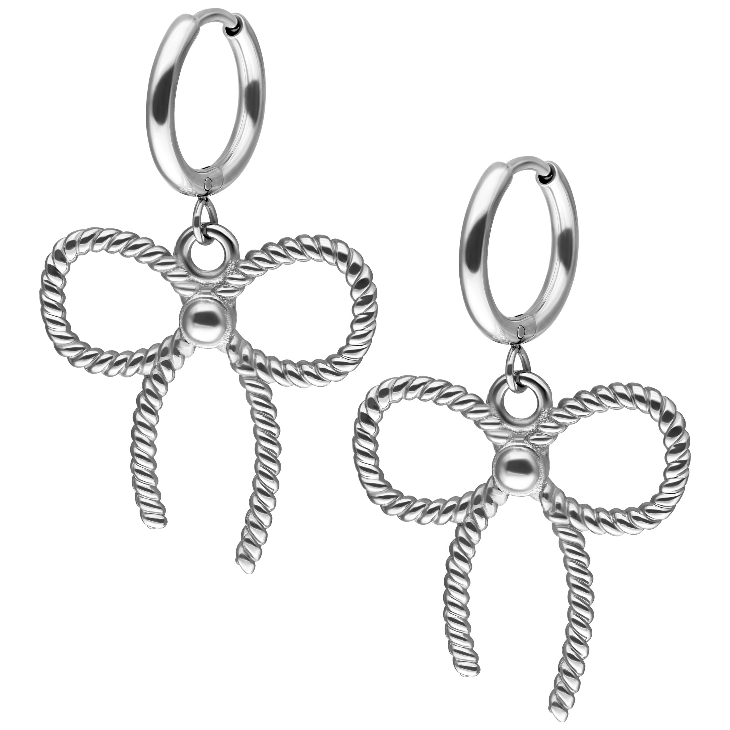 Orecchini a cerchio d'argento con ciondoli a fiocco intrecciati su sfondo bianco