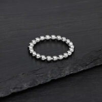 Anello Bubble argento in acciaio chirurgico su sfondo nero