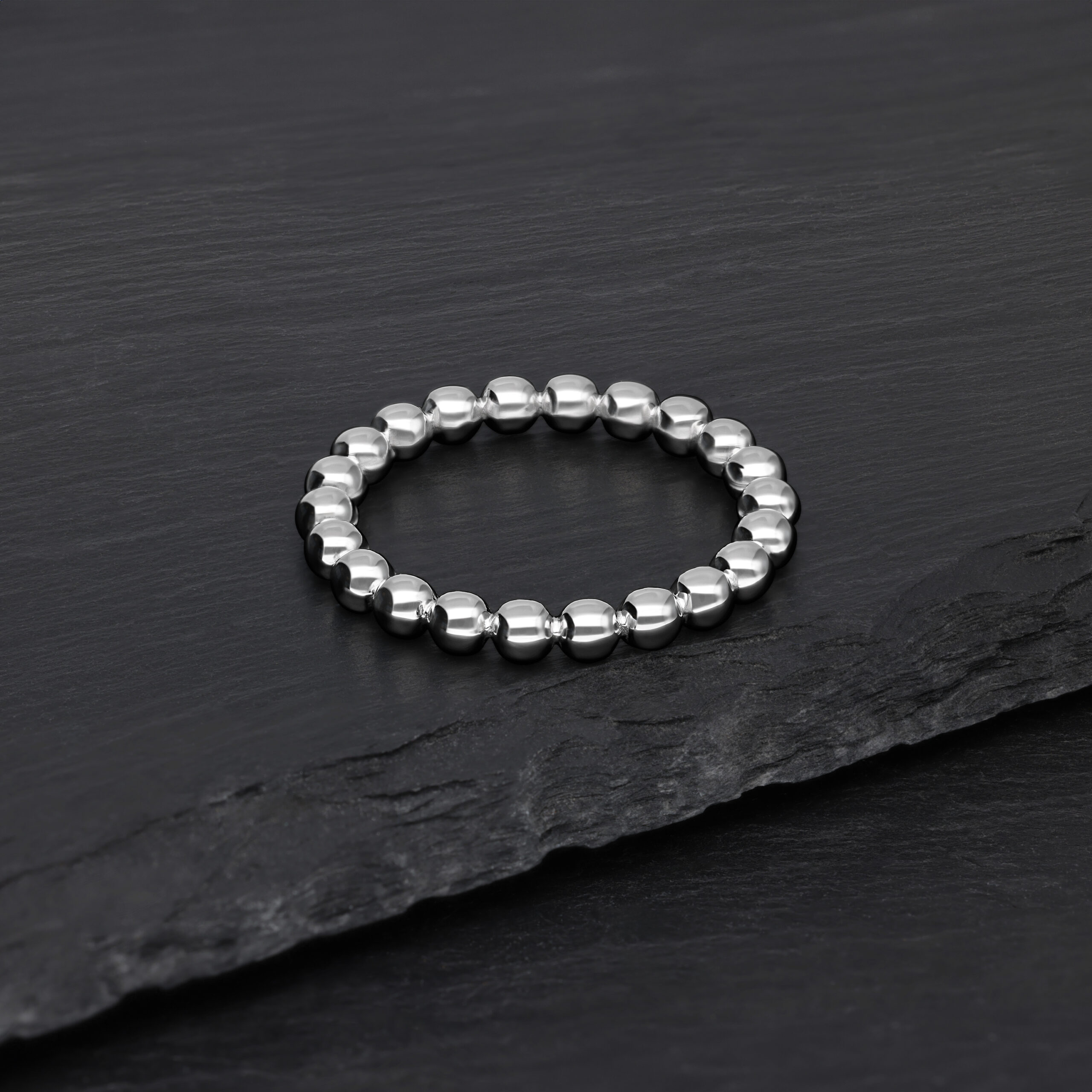 Anello Bubble argento in acciaio chirurgico su sfondo nero