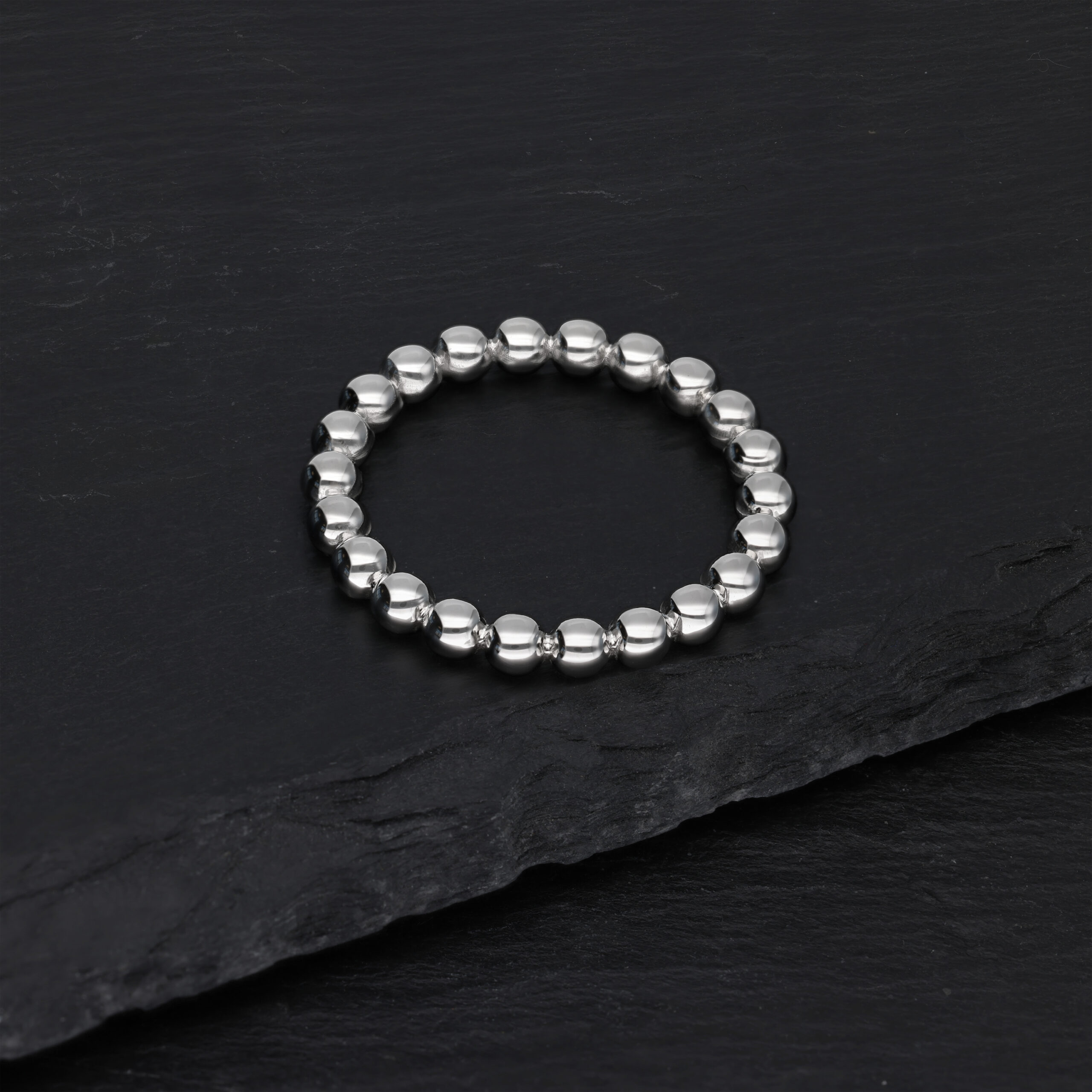 Anello Bubble in argento su sfondo nero