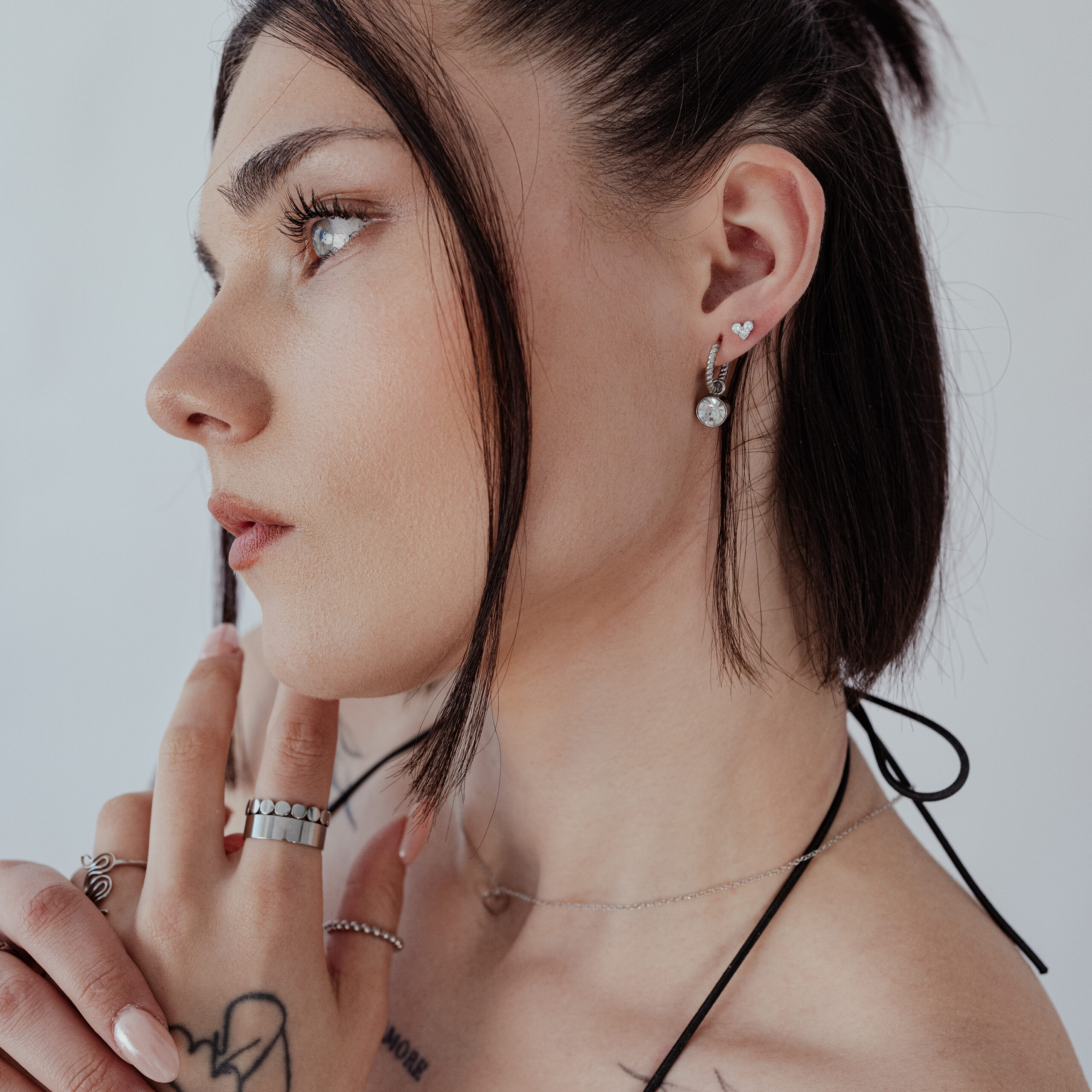 Donna con Push Fit Cristallo Cuore Inserto nell'orecchio, profilo laterale