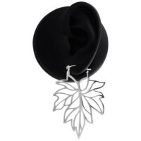 Orecchini Foglia d'Autunno in Acciaio Chirurgico Argento su sfondo nero