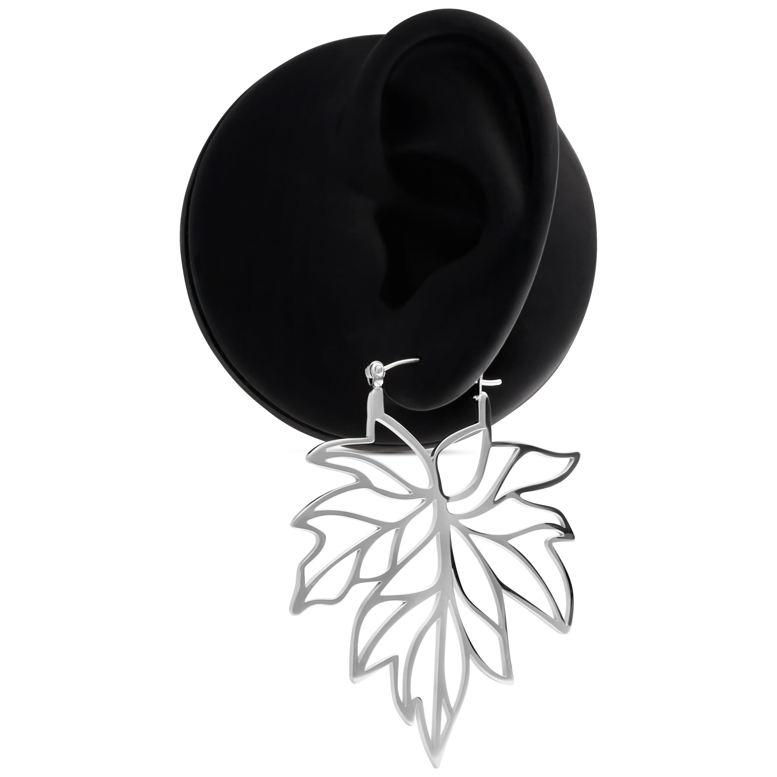 Orecchini Foglia d'Autunno in Acciaio Chirurgico Argento su sfondo nero