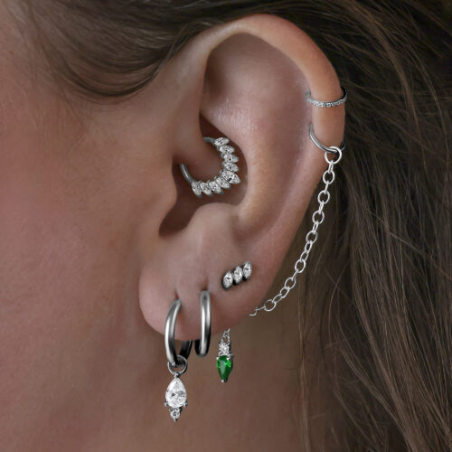 Accessorio Piercing in Argento Titanio all'orecchio con più orecchini e catena