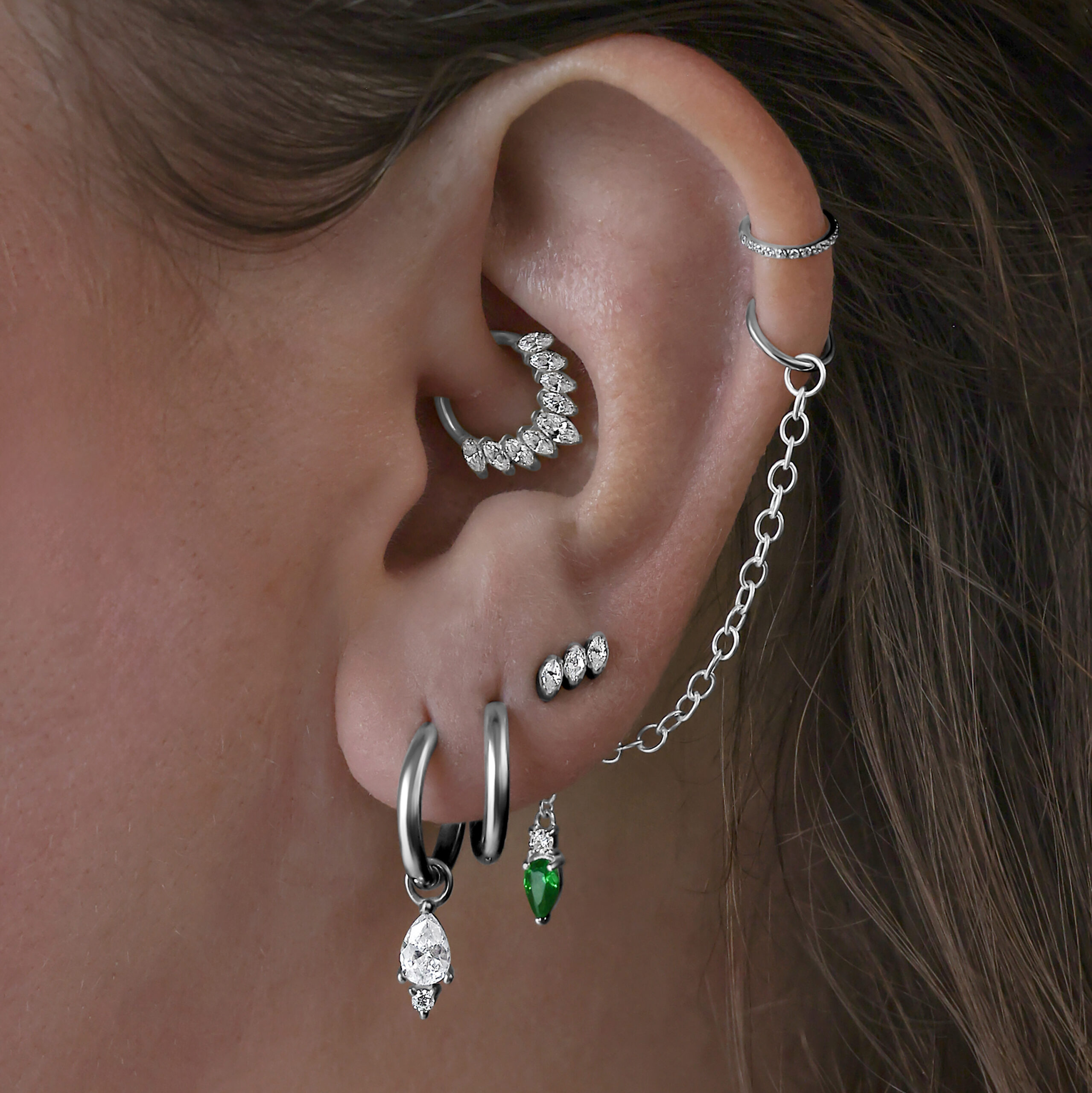Accessorio Piercing in Argento Titanio all'orecchio con più orecchini e catena