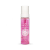 Bottiglia con schiuma rosa, Aloe Tattoo CB2, 220 ml, su sfondo bianco