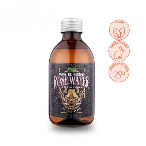 Bottiglia di vetro marrone con acqua di rose ed etichetta nera su sfondo bianco