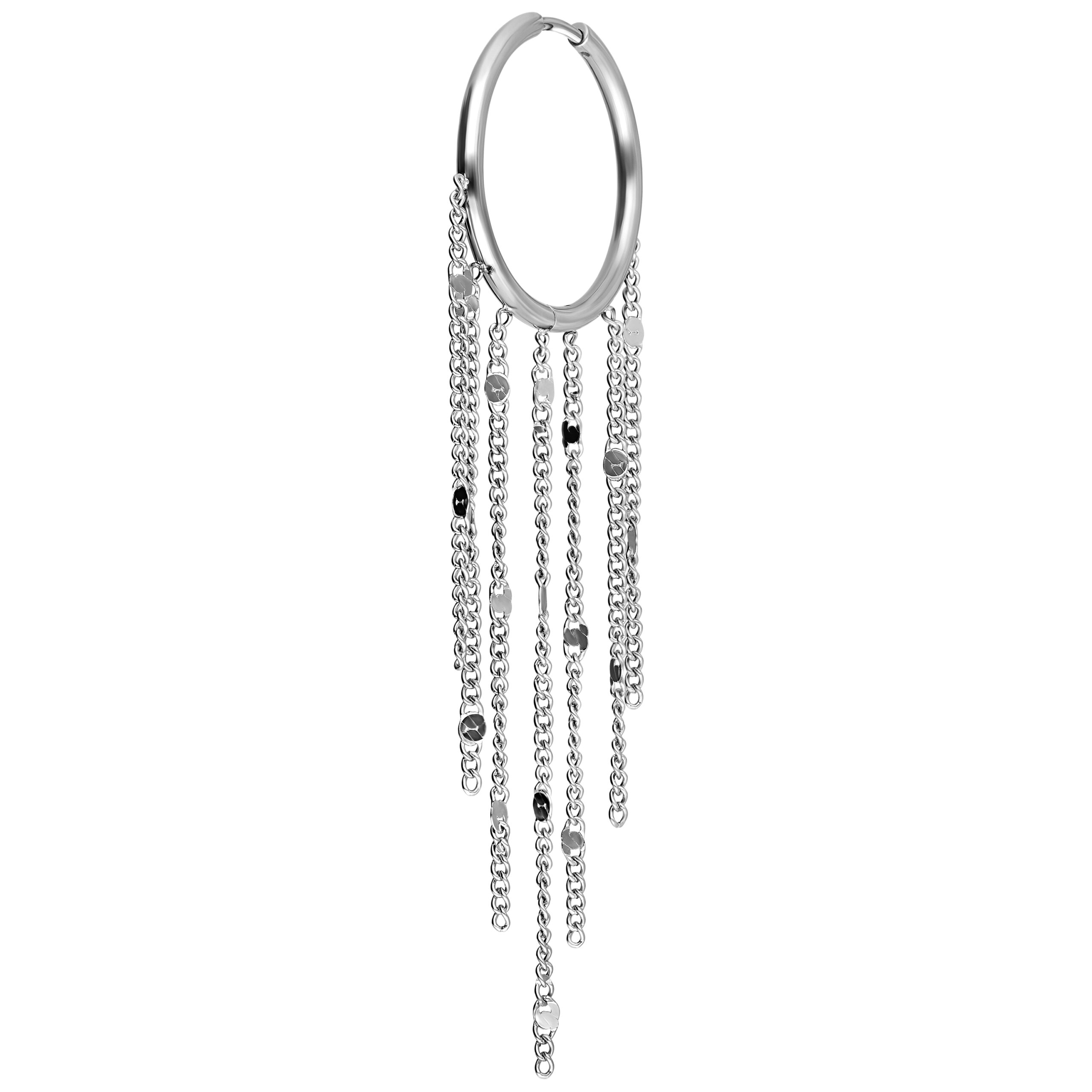 Orecchino a cerchio in argento con lunghe catene pendenti su sfondo bianco