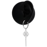 Orecchini a cerchio Clover argento su modello di orecchio nero su sfondo bianco