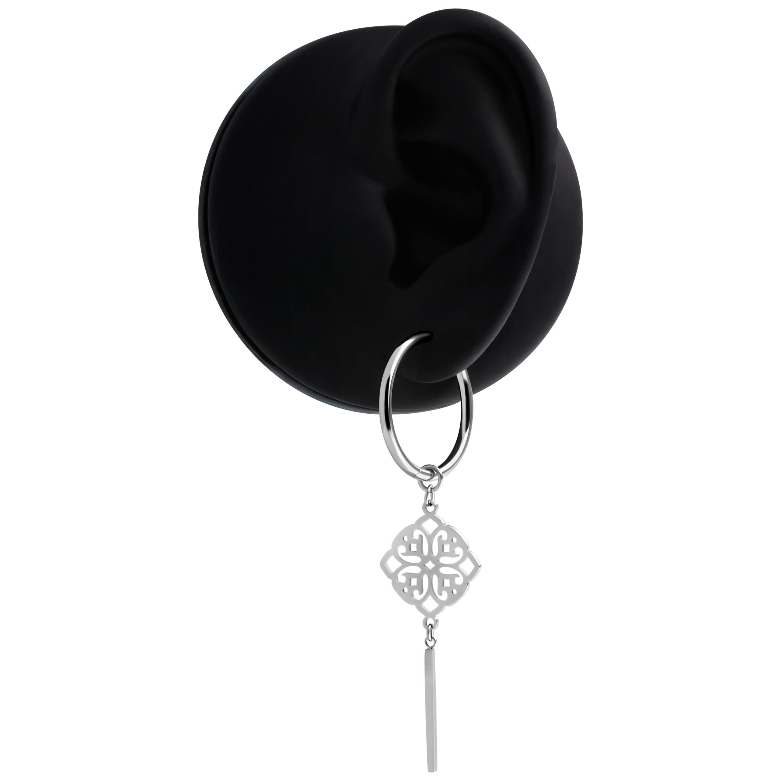 Orecchini a cerchio Clover argento su modello di orecchio nero su sfondo bianco