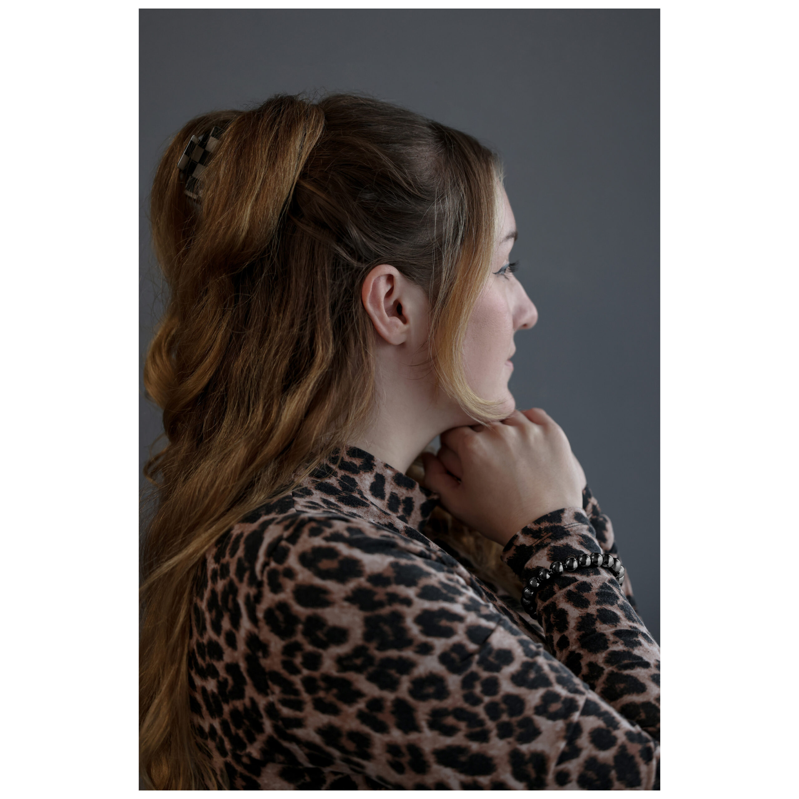 Donna con capelli lunghi indossa un bracciale Bubble argento-nero su sfondo grigio