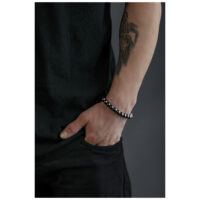 Persona con bracciale Wildcat Bubble in acciaio chirurgico argento/nero.