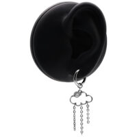 Orecchino nero con ciondolo a nuvola e catene su sfondo nero