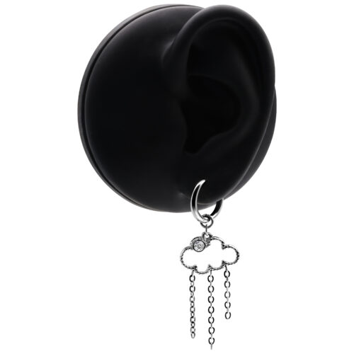 Orecchino nero con ciondolo a nuvola e catene su sfondo nero