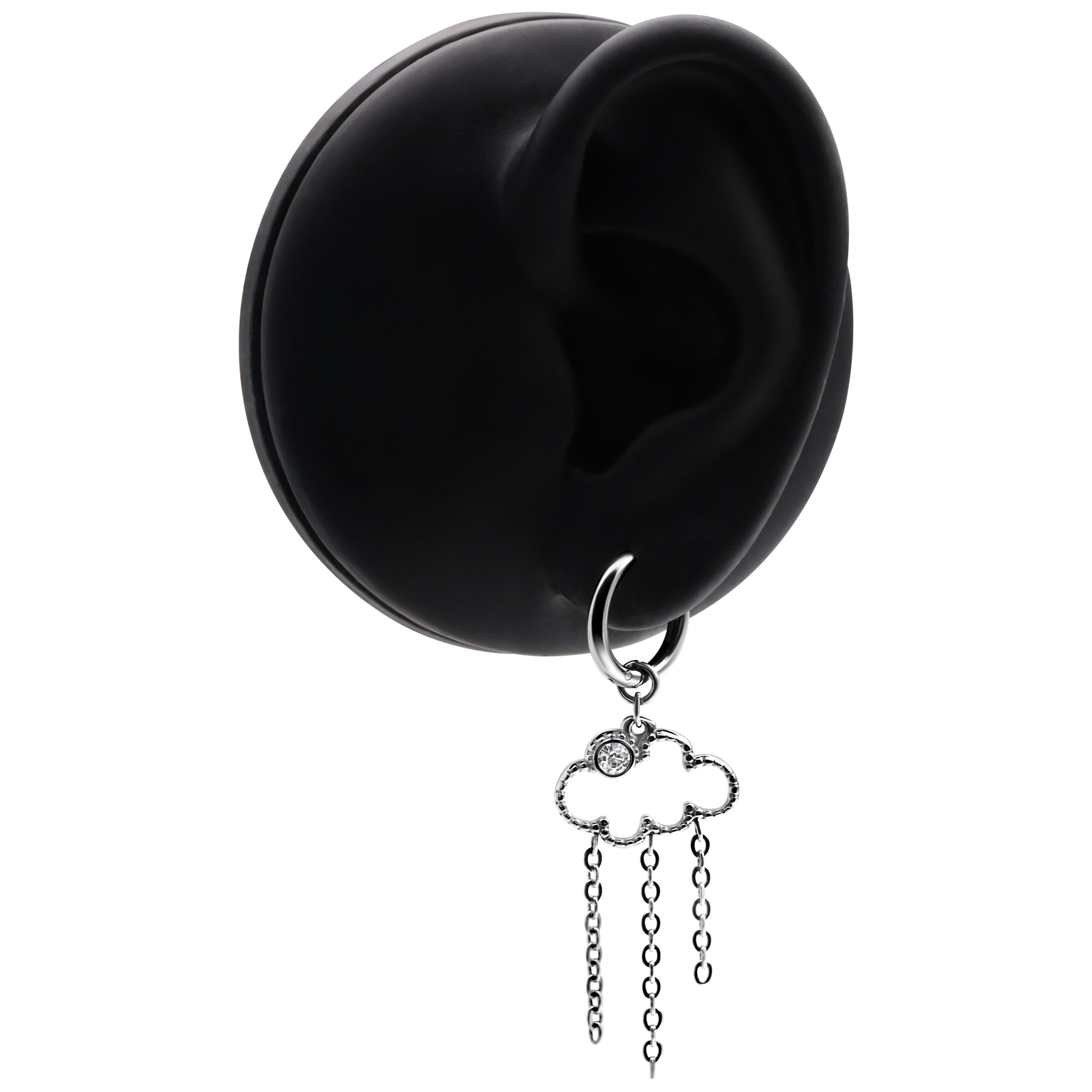 Orecchino nero con ciondolo a nuvola e catene su sfondo nero