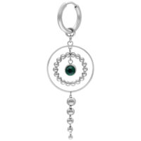 Eleganti orecchini in argento con cristallo verde smeraldo e ciondolo di perle su sfondo bianco
