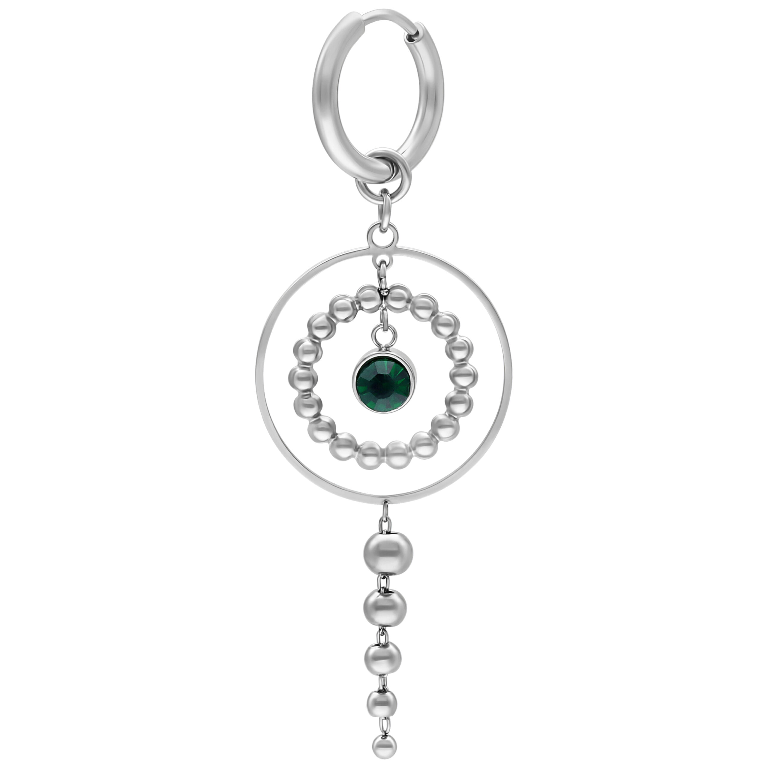 Eleganti orecchini in argento con cristallo verde smeraldo e ciondolo di perle su sfondo bianco