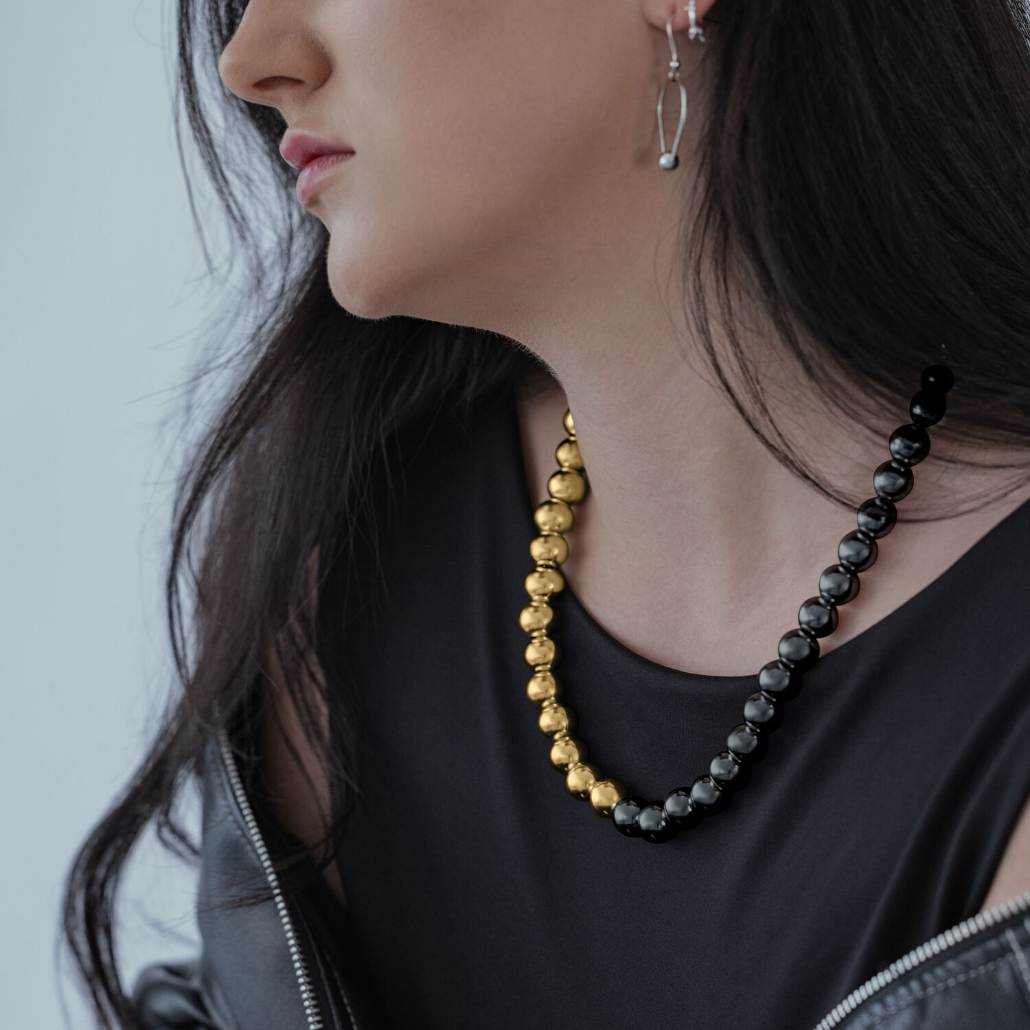 Donna indossa collana Bubble oro-nera in acciaio chirurgico