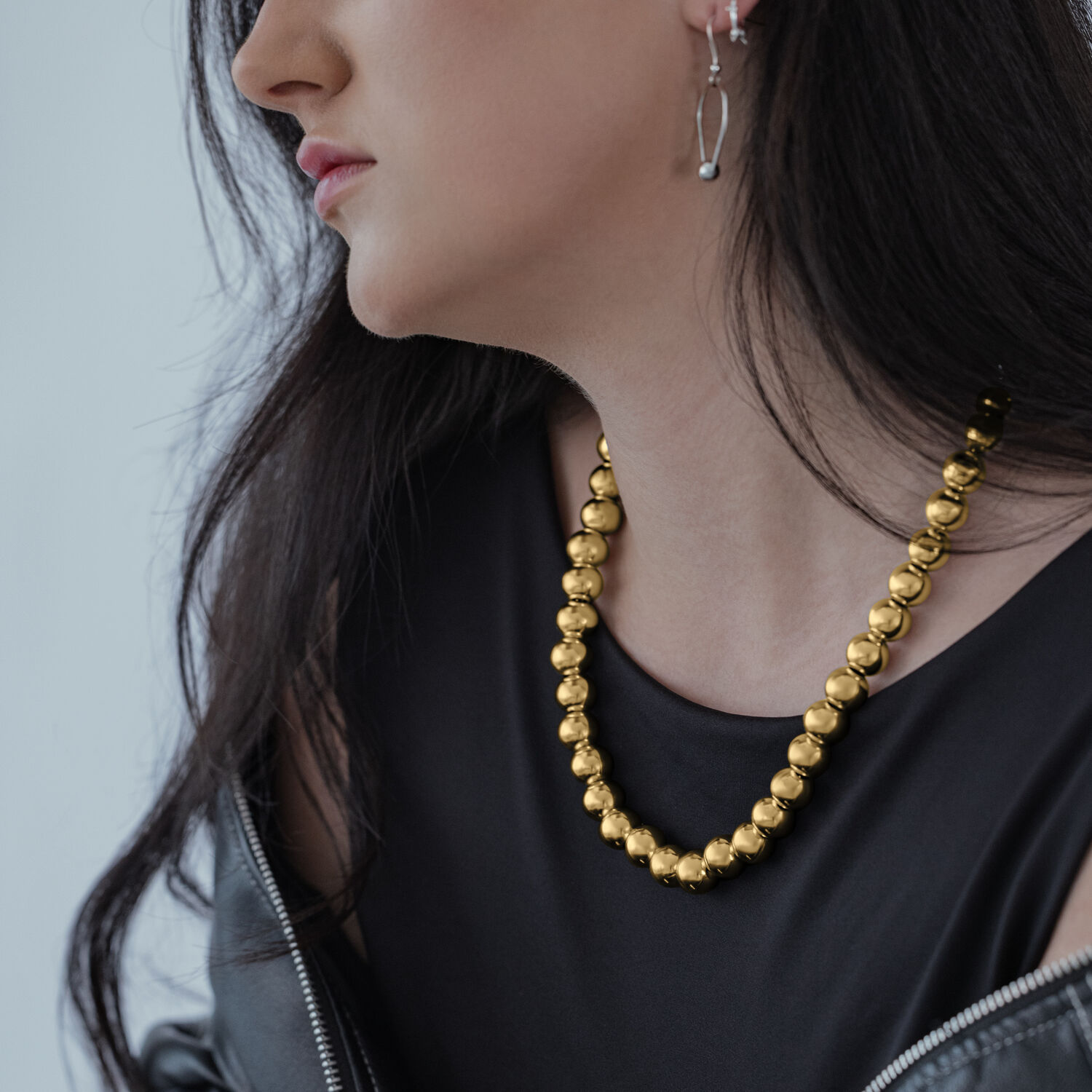 Donna con top nero e collana Bubble dorata di Wildcat