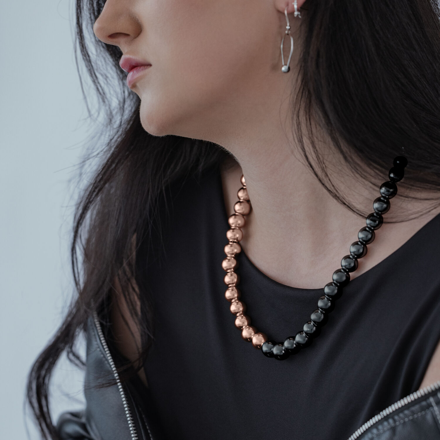 Collana Bubble in Oro Rosa e Nero Donna che indossa la Collana Bubble in Oro Rosa e Nero su sfondo grigio