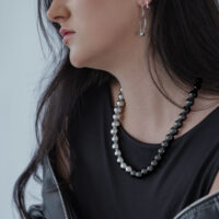 Donna indossa Bubble Collana in Argento/Nero in acciaio chirurgico con maglietta nera
