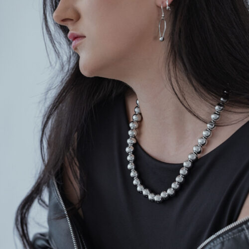 Donna indossa collana Bubble in argento in acciaio chirurgico con top nero