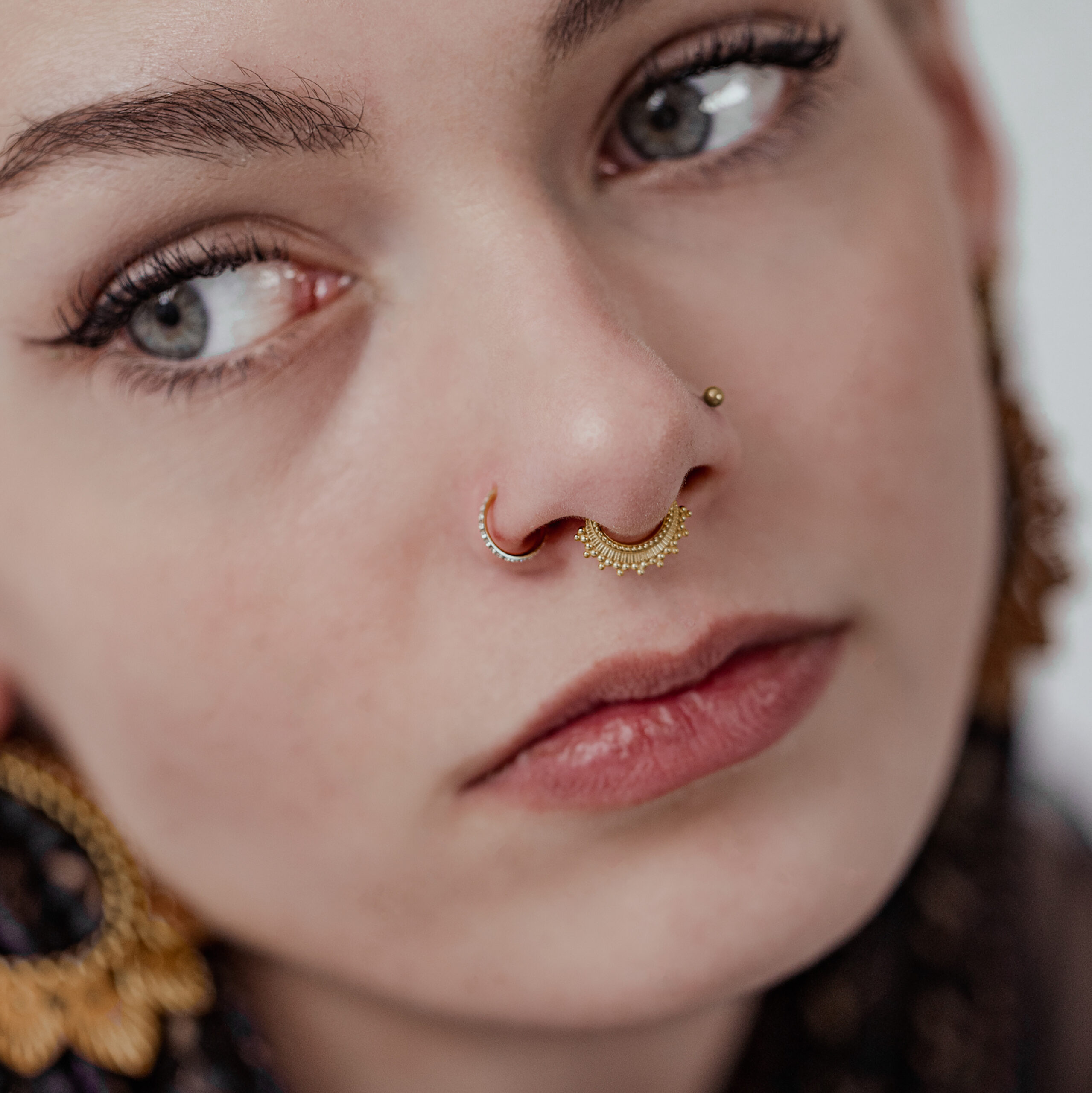 Donna con anello Conch dorato e cristalli bianchi, primo piano